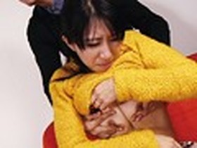 【寝取られ】旦那には言えない…。赤の他人に『乳』揉みしだかれる若妻の痴態　サンプル画像08